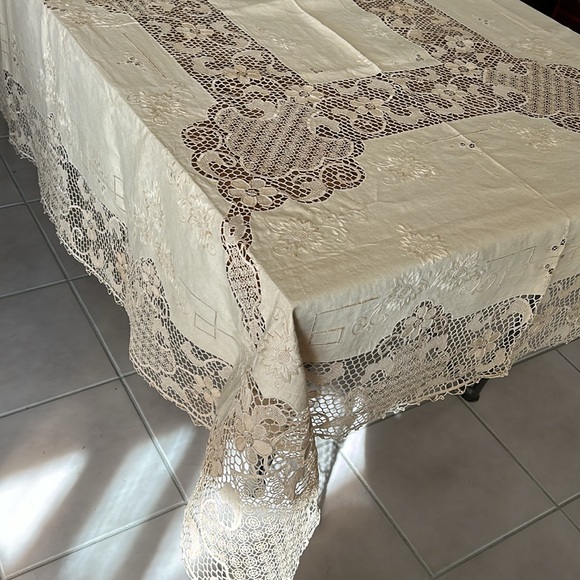 Vintage Tan Crochet and Cotton Rectangular Table Cloth with 12 napkins - Picture 5 of 17